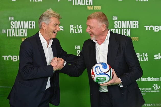 v.li:Klaus AUGENTHALER mit Boris BECKER; Premiere EIN SOMMER IN ITALIEN-WM 1990. am 16.03.20226 im Mathaeser Kino in Muenchen. Roter Teppich,Red Carpet.