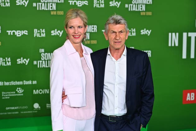 Klaus AUGENTHALER mit Ehefrau Sandra. Premiere EIN SOMMER IN ITALIEN-WM 1990. am 16.03.20226 im Mathaeser Kino in Muenchen. Roter Teppich,Red Carpet.