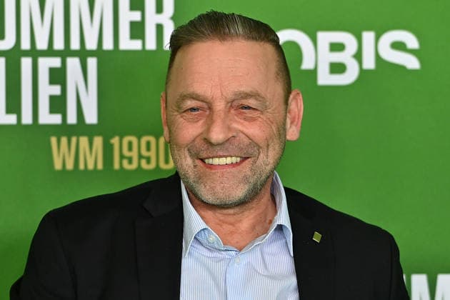Thomas HAESSLER, Einzelbild,angeschnittenes Einzelmotiv,Portraet,Portrait,Porträt. Premiere EIN SOMMER IN ITALIEN-WM 1990. am 16.03.20226 im Mathaeser Kino in Muenchen. Roter Teppich,Red Carpet.