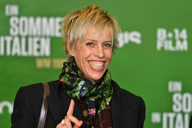 Katja EICHINGER , Einzelbild,angeschnittenes Einzelmotiv,Portrait,Portraet. Premiere EIN SOMMER IN ITALIEN-WM 1990. am 16.03.20226 im Mathaeser Kino in Muenchen. Roter Teppich,Red Carpet.