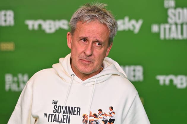 Pierre LITTBARSKI, Einzelbild,angeschnittenes Einzelmotiv,Portrait,Portraet. Premiere EIN SOMMER IN ITALIEN-WM 1990. am 16.03.20226 im Mathaeser Kino in Muenchen. Roter Teppich,Red Carpet.