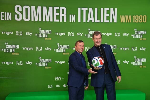v.li:Lothar MATTHAEUS, Markus SOEDER (Ministerpraesident Bayern und CSU Vorsitzender). Premiere EIN SOMMER IN ITALIEN-WM 1990. am 16.03.20226 im Mathaeser Kino in Muenchen. Roter Teppich,Red Carpet.