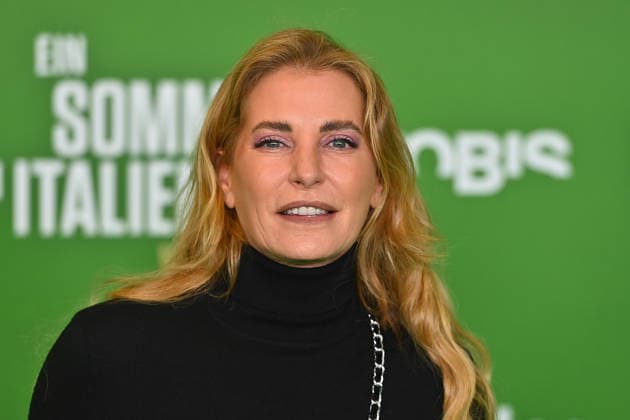 Giulia SIEGEL, Einzelbild,angeschnittenes Einzelmotiv,Portrait,Portraet. Premiere EIN SOMMER IN ITALIEN-WM 1990. am 16.03.20226 im Mathaeser Kino in Muenchen. Roter Teppich,Red Carpet.
