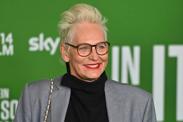 Baerbel SCHAEFER, Einzelbild,angeschnittenes Einzelmotiv,Portrait,Portraet. Premiere EIN SOMMER IN ITALIEN-WM 1990. am 16.03.20226 im Mathaeser Kino in Muenchen. Roter Teppich,Red Carpet.