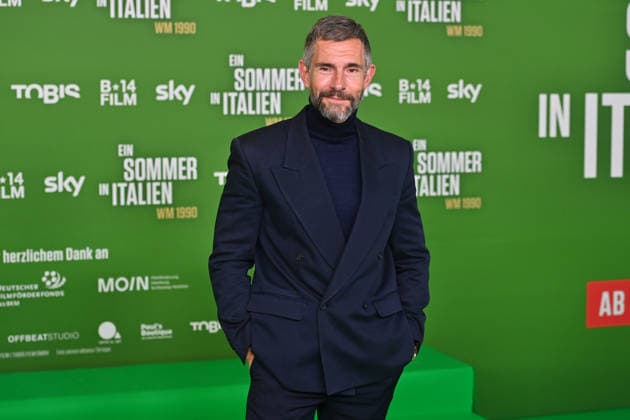 Micky BEISENHERZ, Einzelbild,angeschnittenes Einzelmotiv,Halbfigur,halbe Figur, Premiere EIN SOMMER IN ITALIEN-WM 1990. am 16.03.20226 im Mathaeser Kino in Muenchen. Roter Teppich,Red Carpet.