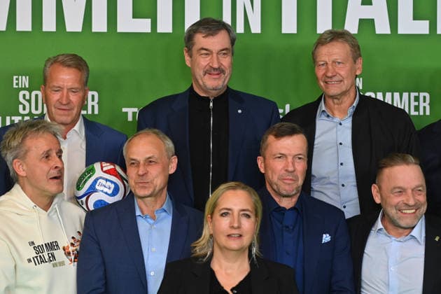 Markus SOEDER (Ministerpraesident Bayern und CSU Vorsitzender) unter Wetmeistern li:Pierre LITTBARSKI,Andreas KOEPKE,Olaf THON Lothar MATTHAEUS,Guido BUCHWALD,Thomas HAESSLER, Premiere EIN SOMMER IN ITALIEN-WM 1990. am 16.03.20226 im Mathaeser Kino in Muenchen. Roter Teppich,Red Carpet.