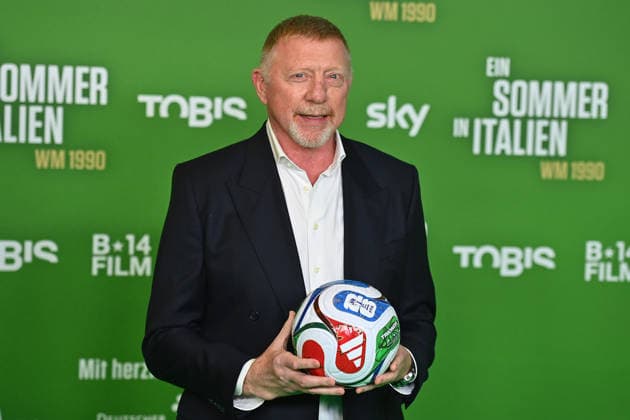 Boris BECKER, Einzelbild,angeschnittenes Einzelmotiv,Halbfigur,halbe Figur, Premiere EIN SOMMER IN ITALIEN-WM 1990. am 16.03.20226 im Mathaeser Kino in Muenchen. Roter Teppich,Red Carpet.