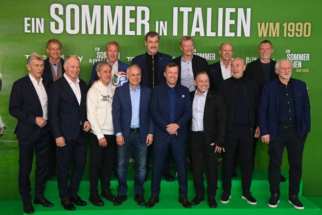 v.li:Klaus AUGENTHALER;Juergen KLINSMANN,Stefan REUTER,Pierre LITTBARSKI, Andreas KOEPKE,Olaf THON,Markus SOEDER (Ministerpraesident Bayern und CSU Vorsitzender),,Lothar MATTHAEUS,Guido BUCHWALD,Thomas HAESSLER,Hansi PFLUEGLER; Raimond AUMANN,Paul STEINER,Rudi VOELLER: Premiere EIN SOMMER IN ITALIEN-WM 1990. am 16.03.20226 im Mathaeser Kino in Muenchen. Roter Teppich,Red Carpet.