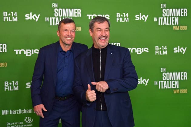 v.li:Lothar MATTHAEUS, Markus SOEDER (Ministerpraesident Bayern und CSU Vorsitzender). Premiere EIN SOMMER IN ITALIEN-WM 1990. am 16.03.20226 im Mathaeser Kino in Muenchen. Roter Teppich,Red Carpet.