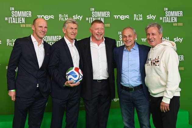 v.li:Hansi PFLUEGLER,Klaus AUGENTHALER ,Boris BECKER,Olaf THON,Pierre LITTBARSKI. Premiere EIN SOMMER IN ITALIEN-WM 1990. am 16.03.20226 im Mathaeser Kino in Muenchen. Roter Teppich,Red Carpet.