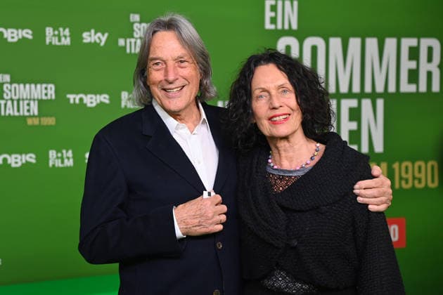 Hans Wilhelm MUELLER WOHLFAHRT mit Ehefrau Karin. Premiere EIN SOMMER IN ITALIEN-WM 1990. am 16.03.20226 im Mathaeser Kino in Muenchen. Roter Teppich,Red Carpet.