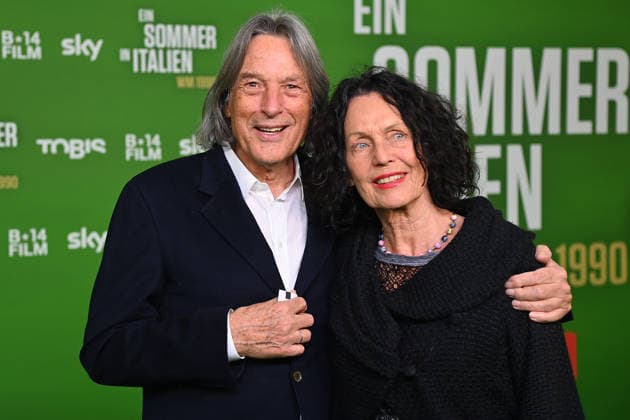 Hans Wilhelm MUELLER WOHLFAHRT mit Ehefrau Karin. Premiere EIN SOMMER IN ITALIEN-WM 1990. am 16.03.20226 im Mathaeser Kino in Muenchen. Roter Teppich,Red Carpet.