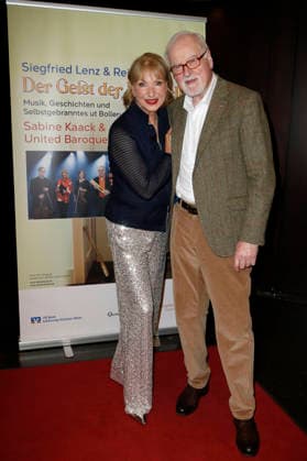 Sabine Kaack und Peter Harry Carstensen bei der Premiere vom Literatur-Konzert Sabine Kaack & United Baroque - Der Geist der Mirabelle im Ohnsorg Theater. Hamburg, 16.03.2026