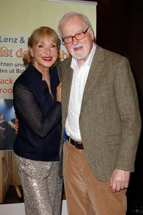Sabine Kaack und Peter Harry Carstensen bei der Premiere vom Literatur-Konzert Sabine Kaack & United Baroque - Der Geist der Mirabelle im Ohnsorg Theater. Hamburg, 16.03.2026
