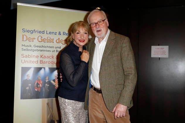 Sabine Kaack und Peter Harry Carstensen bei der Premiere vom Literatur-Konzert Sabine Kaack & United Baroque - Der Geist der Mirabelle im Ohnsorg Theater. Hamburg, 16.03.2026