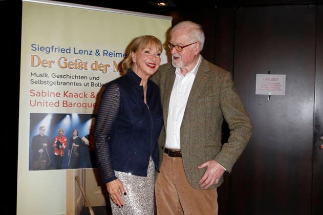 Sabine Kaack und Peter Harry Carstensen bei der Premiere vom Literatur-Konzert Sabine Kaack & United Baroque - Der Geist der Mirabelle im Ohnsorg Theater. Hamburg, 16.03.2026