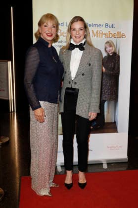 Sabine Kaack und Kim-Sarah Brandts bei der Premiere vom Literatur-Konzert Sabine Kaack & United Baroque - Der Geist der Mirabelle im Ohnsorg Theater. Hamburg, 16.03.2026