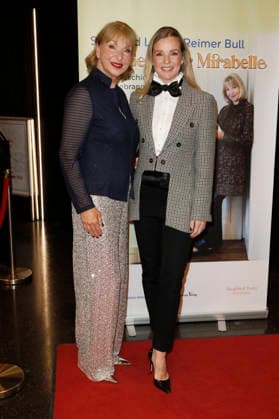 Sabine Kaack und Kim-Sarah Brandts bei der Premiere vom Literatur-Konzert Sabine Kaack & United Baroque - Der Geist der Mirabelle im Ohnsorg Theater. Hamburg, 16.03.2026