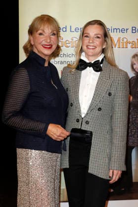 Sabine Kaack und Kim-Sarah Brandts bei der Premiere vom Literatur-Konzert Sabine Kaack & United Baroque - Der Geist der Mirabelle im Ohnsorg Theater. Hamburg, 16.03.2026