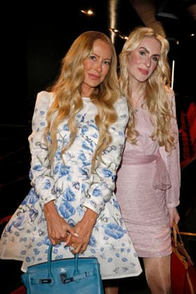 Jenny Elvers und Juliane Golbs bei der Premiere vom Literatur-Konzert Sabine Kaack & United Baroque - Der Geist der Mirabelle im Ohnsorg Theater. Hamburg, 16.03.2026