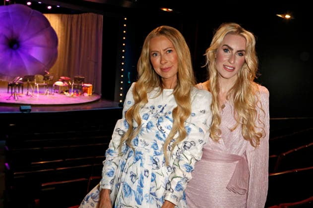 Jenny Elvers und Juliane Golbs bei der Premiere vom Literatur-Konzert Sabine Kaack & United Baroque - Der Geist der Mirabelle im Ohnsorg Theater. Hamburg, 16.03.2026