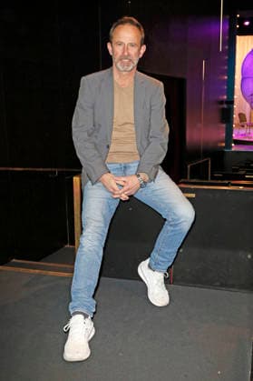 Nicolas König bei der Premiere vom Literatur-Konzert Sabine Kaack & United Baroque - Der Geist der Mirabelle im Ohnsorg Theater. Hamburg, 16.03.2026