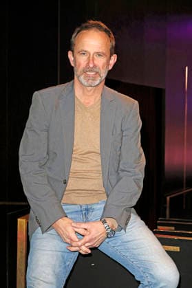 Nicolas König bei der Premiere vom Literatur-Konzert Sabine Kaack & United Baroque - Der Geist der Mirabelle im Ohnsorg Theater. Hamburg, 16.03.2026