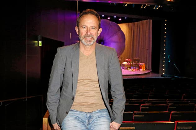 Nicolas König bei der Premiere vom Literatur-Konzert Sabine Kaack & United Baroque - Der Geist der Mirabelle im Ohnsorg Theater. Hamburg, 16.03.2026