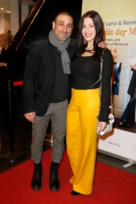 Volkan Baydar und Lisa Tilicke bei der Premiere vom Literatur-Konzert Sabine Kaack & United Baroque - Der Geist der Mirabelle im Ohnsorg Theater. Hamburg, 16.03.2026
