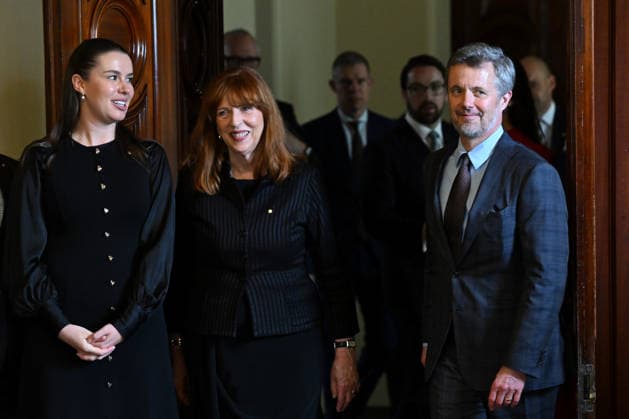 DENMARK ROYALS AUSTRALIA VISIT, Governor of Victoria, Her Excellency Professor the Hon Margaret Gardner AC (centre) and Denmark s King Frederik X (right) arrive to a meeting with Danish industry leaders at Government House in Melbourne, Tuesday, March 17, 2026. ( NO ARCHIVING Melbourne Victoria Australia  Copyright: xJamesxRossx 20260317193179652706
