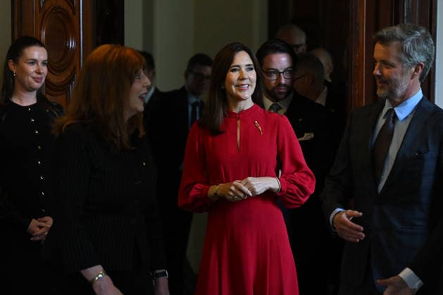 DENMARK ROYALS AUSTRALIA VISIT, Denmark s Queen Mary (centre) and Denmark s King Frederik X (right) arrive to a meeting with Danish industry leaders at Government House in Melbourne, Tuesday, March 17, 2026. ( NO ARCHIVING Melbourne Victoria Australia  Copyright: xJamesxRossx 20260317170734097084