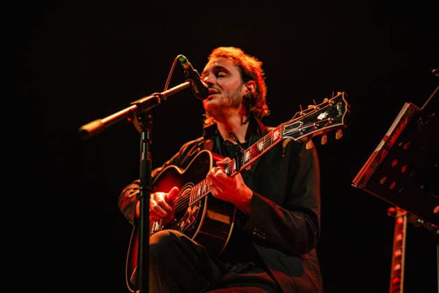 Tom Smith live at Teatro Comunale in Ferrara, Italy - 16 Mar 2026 British musician Tom Smith, leader of Editors, performs live at the Claudio Abbado Municipal Theatre during the preview of the 30th edition of the Ferrara Sotto le Stelle festival. Smith presented his debut solo album, There Is Nothing In The Dark That Isn t There In The Light, in an intimate, acoustic setting. Ferrara Italy Copyright: xCarloxVerganix xSOPAxImagesx TOMSMITHFE(23)