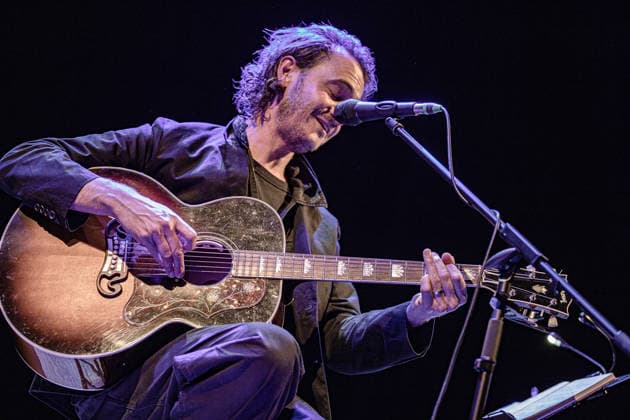 Tom Smith live at Teatro Comunale in Ferrara, Italy - 16 Mar 2026 British musician Tom Smith, leader of Editors, performs live at the Claudio Abbado Municipal Theatre during the preview of the 30th edition of the Ferrara Sotto le Stelle festival. Smith presented his debut solo album, There Is Nothing In The Dark That Isn t There In The Light, in an intimate, acoustic setting. Ferrara Italy Copyright: xCarloxVerganix xSOPAxImagesx TOMSMITHFE(4)