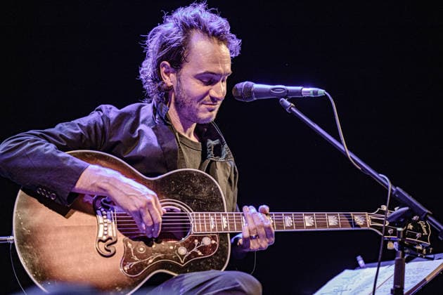 Tom Smith live at Teatro Comunale in Ferrara, Italy - 16 Mar 2026 British musician Tom Smith, leader of Editors, performs live at the Claudio Abbado Municipal Theatre during the preview of the 30th edition of the Ferrara Sotto le Stelle festival. Smith presented his debut solo album, There Is Nothing In The Dark That Isn t There In The Light, in an intimate, acoustic setting. Ferrara Italy Copyright: xCarloxVerganix xSOPAxImagesx TOMSMITHFE(7)