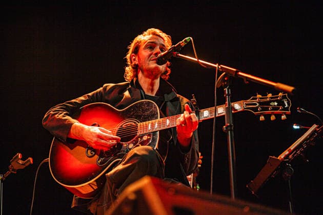 Tom Smith live at Teatro Comunale in Ferrara, Italy - 16 Mar 2026 British musician Tom Smith, leader of Editors, performs live at the Claudio Abbado Municipal Theatre during the preview of the 30th edition of the Ferrara Sotto le Stelle festival. Smith presented his debut solo album, There Is Nothing In The Dark That Isn t There In The Light, in an intimate, acoustic setting. Ferrara Italy Copyright: xCarloxVerganix xSOPAxImagesx TOMSMITHFE(27)