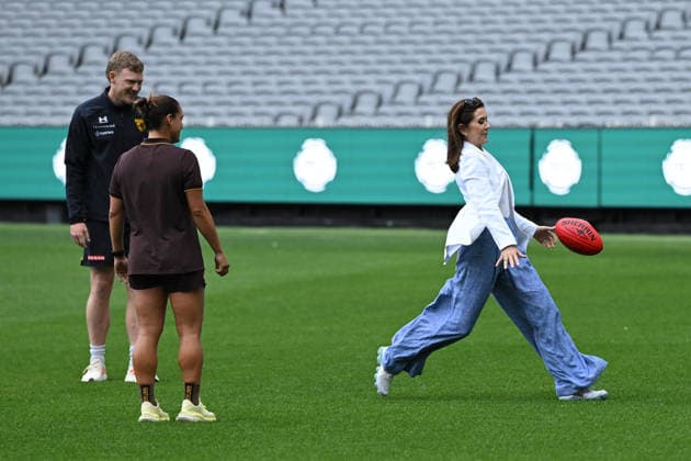 DENMARK ROYALS AUSTRALIA VISIT, Denmark s Queen Mary kicks a football at the MCG in Melbourne, Tuesday, March 17, 2026. ( NO ARCHIVING Melbourne Victoria Australia  Copyright: xJamesxRossx 20260317150332569500