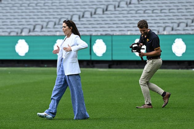 DENMARK ROYALS AUSTRALIA VISIT, Denmark s Queen Mary reacts after kicking a football at the MCG in Melbourne, Tuesday, March 17, 2026. ( NO ARCHIVING Melbourne Victoria Australia  Copyright: xJamesxRossx 20260317113310044298