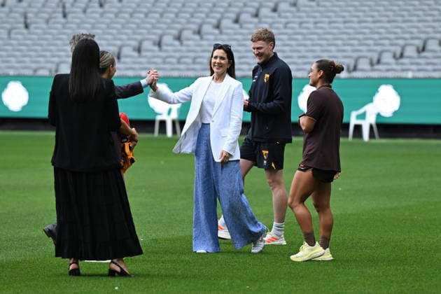 DENMARK ROYALS AUSTRALIA VISIT, Denmark s Queen Mary reacts after kicking a football at the MCG in Melbourne, Tuesday, March 17, 2026. ( NO ARCHIVING Melbourne Victoria Australia  Copyright: xJamesxRossx 20260317163869638890