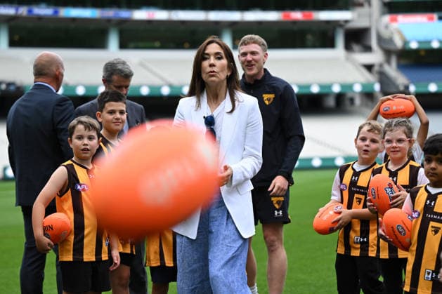DENMARK ROYALS AUSTRALIA VISIT, Denmark s Queen Mary reacts after hand balling a football during a visit to the MCG in Melbourne, Tuesday, March 17, 2026. ( NO ARCHIVING Melbourne Victoria Australia  Copyright: xJamesxRossx 20260317128147688101