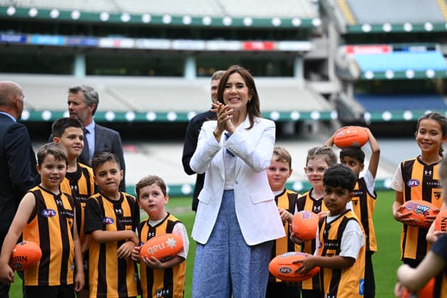 DENMARK ROYALS AUSTRALIA VISIT, Denmark s Queen Mary reacts after hand balling a football during a visit to the MCG in Melbourne, Tuesday, March 17, 2026. ( NO ARCHIVING Melbourne Victoria Australia  Copyright: xJamesxRossx 20260317150738333627