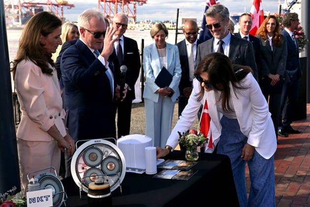 AUSTRALIA-DENMARK-ROYALS, DenmarkÕs King Frederik X and Queen Mary (C) react as they meet representatives from renewable energy companies with the Danish business delegation at the Port of Melbourne on March 17, 2026, as part of their five-day state visit to Australia. ( Melbourne Australia  Copyright: xPOOL WILLIAMxWESTx 20260317136774217801