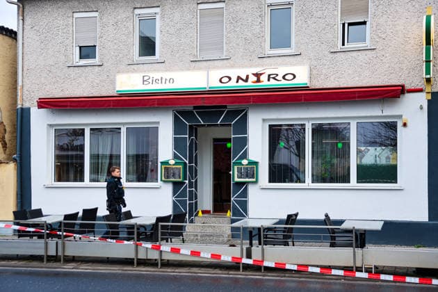 Schüsse in Bistro Zwei Tote Täter flüchtig Großeinsatz der Polizei Am 17.03.2026 ereignete sich gegen 03:45 Uhr in einem Bistro in der Frankfurter Straße in Raunheim ein Tötungsdelikt. Eine bewaffnete Person betrat die Lokalität und schoss auf zwei Personen. Beide Personen erlagen ihren Verletzungen noch vor Ort. Der Täter flüchtete, die Fahndungsmaßnahmen dauern an. Der Bereich rund um das Bistro ist weiträumig abgesperrt. Raunheim Hessen Deutschland *** Shots fired in bistro Two dead Perpetrator on the run Large-scale police operation On 17 March 2026, a homicide occurred in a bistro in Frankfurter Straße in Raunheim at around 03