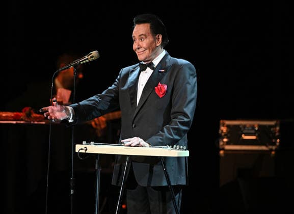 Wayne Newton performs during The Mr. Las Vegas Memories & Melodies Tour at The Parker Featuring: Wayne Newton Where: Fort Lauderdale, Florida, United States When: 16 Mar 2026 Credit: Robert Bell INSTARimages EDITORIAL USE ONLY. NOT FOR USE BY NEWSPAPERS BASED IN THE UK. Copyright: xx instar55560221