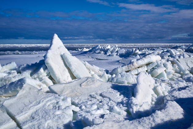 Creative Highlights World Eine dramatische und weite Winterlandschaft mit großen, geformten Eisformationen, die sich entlang der Küste der Baltic Sea in der Nähe von Koserow, Usedom Island, Germany auftürmen. Der tiefblaue Himmel mit verstreuten Wolken überspannt das teilweise gefrorene Meer und schafft eine kraftvolle, unberührte Naturszene. *** a Dramatic and Width Winter landscape with large, formed Ice formations, the itself along the Coast the Baltic Sea in the Proximity from Koserow, Usedom Iceland, Germany Auftürmen the Deep Blue Sky with scattered Clouds spanned the partly frozen Sea and creates a powerful, Untouched Nature scene 1099200574