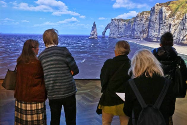 17.03.2026, DEU, Monets Kueste - Die Entdeckung von ƒtretat. Das Staedel Museum praesentiert vom 19. März bis 5. Juli 2026 eine große Ausstellung ueber die kuenstlerische Entdeckung des einstigen Fischerdorfes und seinen Einfluss auf die Malerei der Moderne. In Frankfurt sind rund 170 herausragende Gemäaede, Zeichnungen, Fotografien und historische Dokumente aus fuehrenden franzoesischen, deutschen und weiteren internationalen Museen sowie aus Privatsammlungen zu sehen, darunter 24 Werke von Claude Monet. Besucher schauen sich das Video im Eingangsbereich an.
