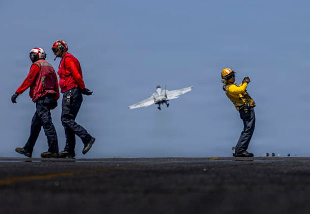 March 17, 2026, Undisclosed Location, United States: A U.S. Navy sailors watch as a F A-18E Super Hornet, with the Tophatters of Strike Fighter Squadron 14, takes off from the flight deck of the Nimitz-class aircraft carrier USS Abraham Lincoln during Operation Epic Fury, March 6, 2026, from an undisclosed location. Undisclosed Location United States - ZUMAp138 20260317_zaa_p138_018 Copyright: xUsxNavy U.S.xNavyx