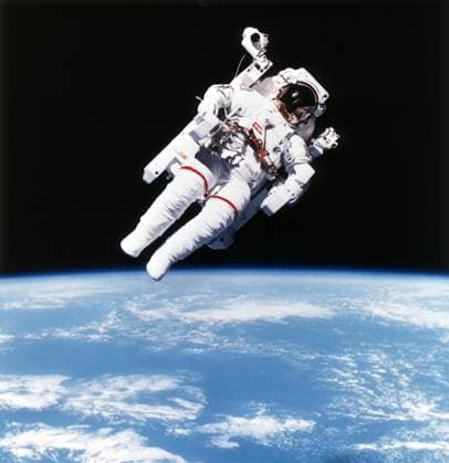 RECORD DATE NOT STATED US Astronaut Bruce McCandless on Mission 41-B on extravehicular space movement using first nitrogen-propelled, hand-controlled, tether-free device, giving greater mobility to. spacewalkers. 1984. NASA photograph Copyright: xx
