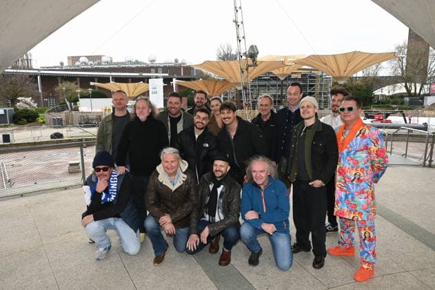 Gruppenbild der Bands und Veranstalter der autretenden Künstler posieren bei der Programm PK vor der Baustelle des Kölner Tanzbrunnen der nach umfangreicher Sanierung pünktlich zu Saisonstart am 09.05.2026 fertig sein soll