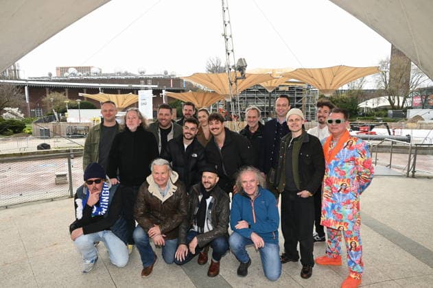 Gruppenbild der Bands und Veranstalter der autretenden Künstler posieren bei der Programm PK vor der Baustelle des Kölner Tanzbrunnen der nach umfangreicher Sanierung pünktlich zu Saisonstart am 09.05.2026 fertig sein soll