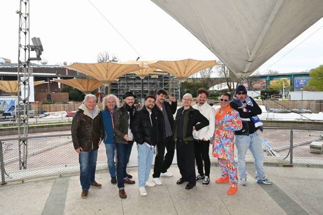 Gruppenbild der Bands und Veranstalter der autretenden Künstler posieren bei der Programm PK vor der Baustelle des Kölner Tanzbrunnen der nach umfangreicher Sanierung pünktlich zu Saisonstart am 09.05.2026 fertig sein soll